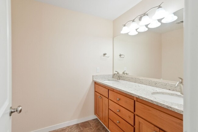 Building Photo - MOVE IN SPECIAL: HALF OFF FIRST MONTH'S RENT! 4 Bedroom 2.5 bath Duplex