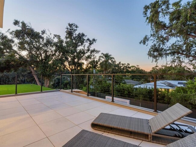 Building Photo - 2467 Hyde Park St