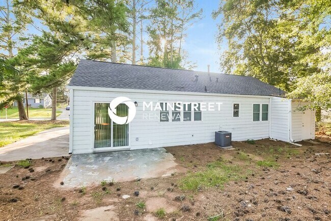 Building Photo - 3 Bedroom Pet-Friendly Home in Hampton, GA with Main Street Renewal