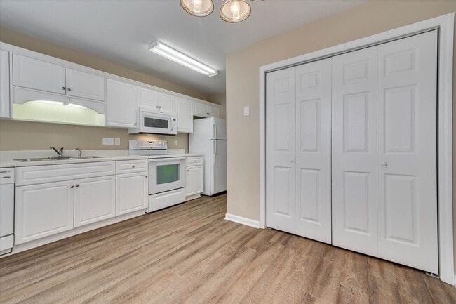 Building Photo - 1622 Emma St