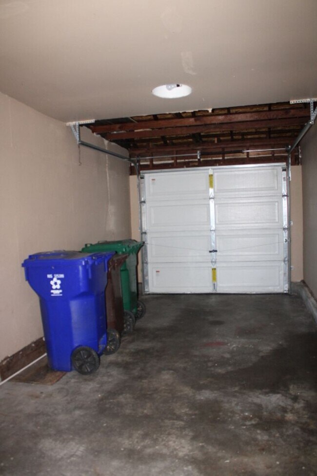 Building Photo - 2745 Rollingwood Dr