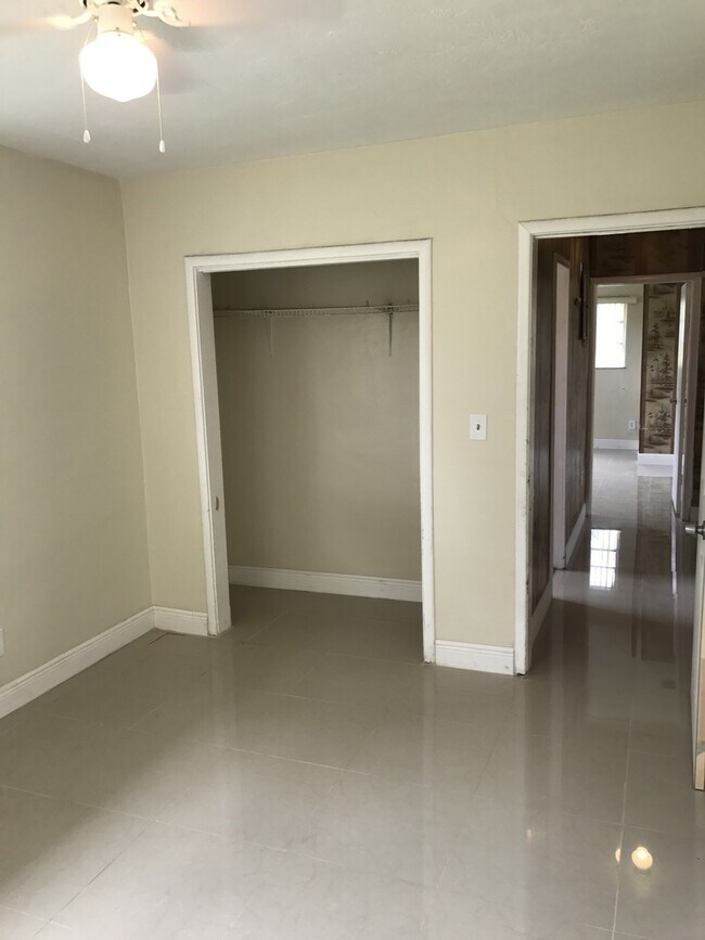 Building Photo - Nice 5-2 house in Dania