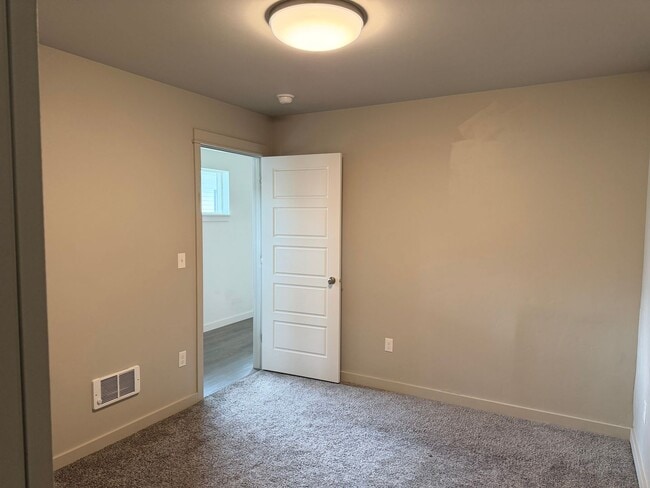Building Photo - Fantastic one bedroom