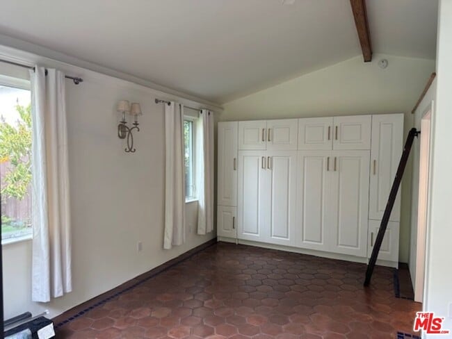 Building Photo - 10589 Holman Ave