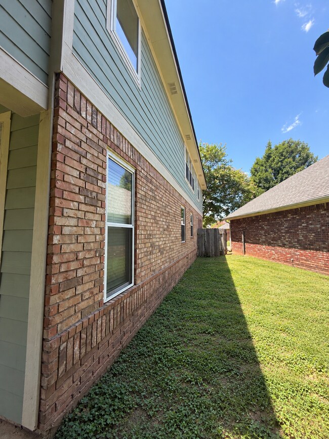 Building Photo - 139 Hallette Dr