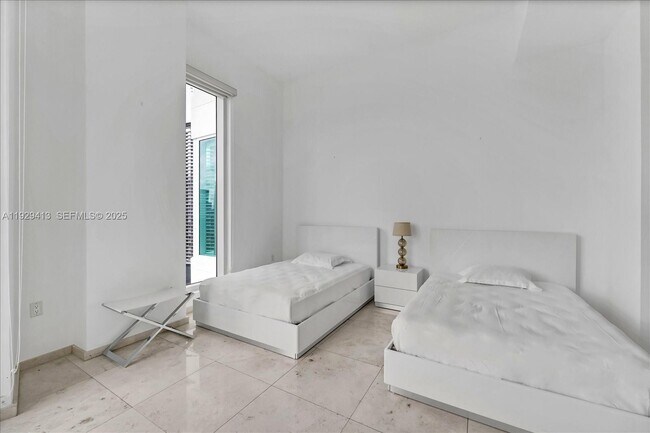 Building Photo - 900 Brickell Key Blvd