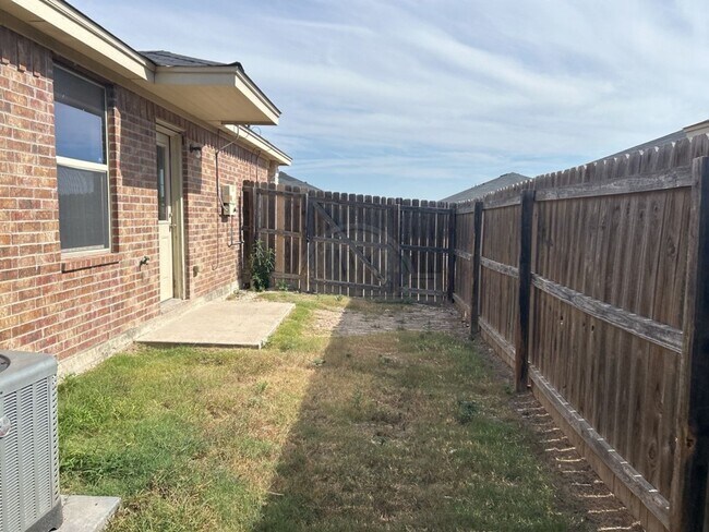 Building Photo - 1300 Vanguard Ln