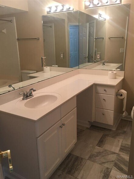 Building Photo - 6400 Chaprice Ln