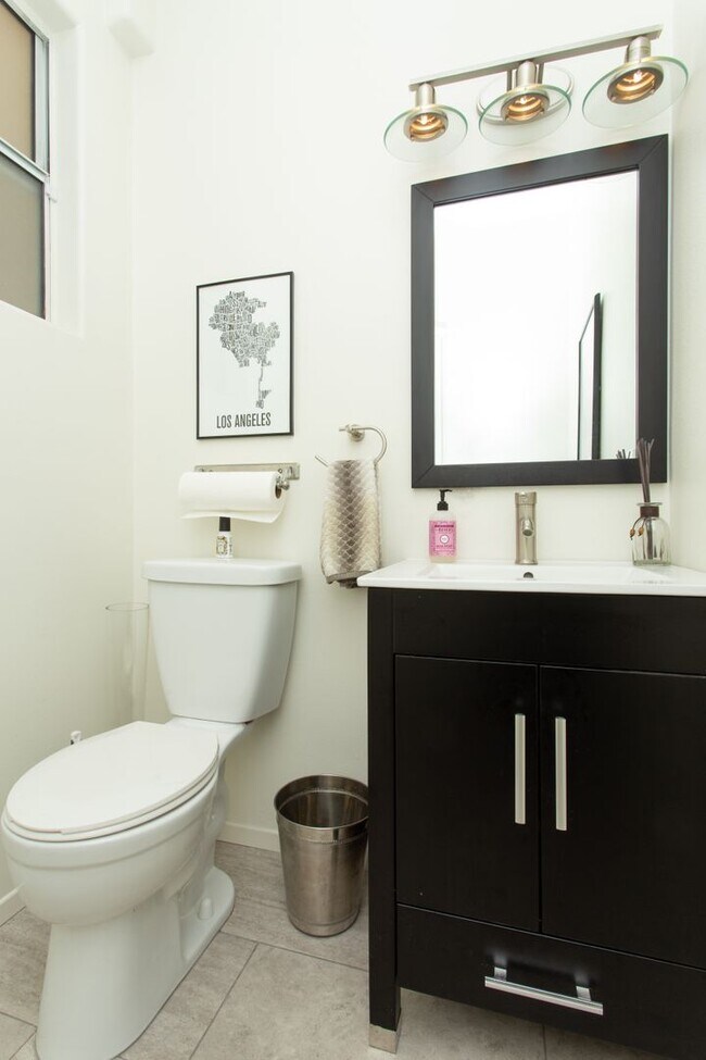 Building Photo - Luxury Living in Toluca Lake!