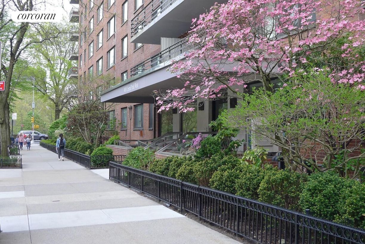 Building Photo - 400 Central Prk W