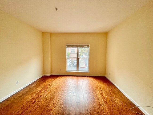 Building Photo - 2BD/2BA Spacious Crocker Amazon Condo, Gat...