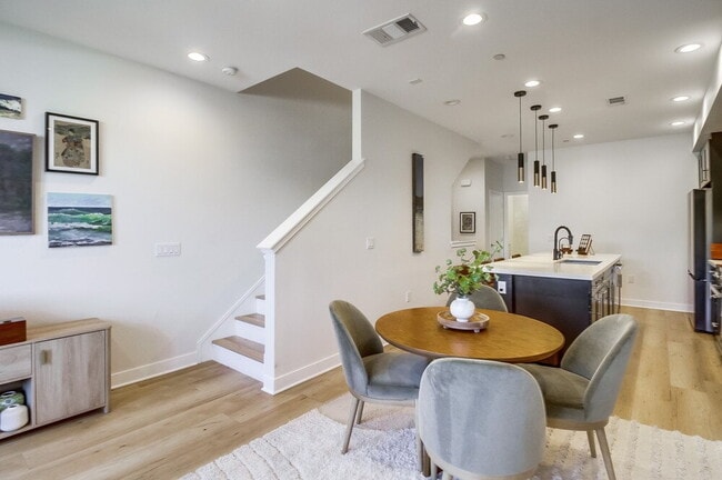 Building Photo - Welcome to your modern La Mesa townhome with solar!