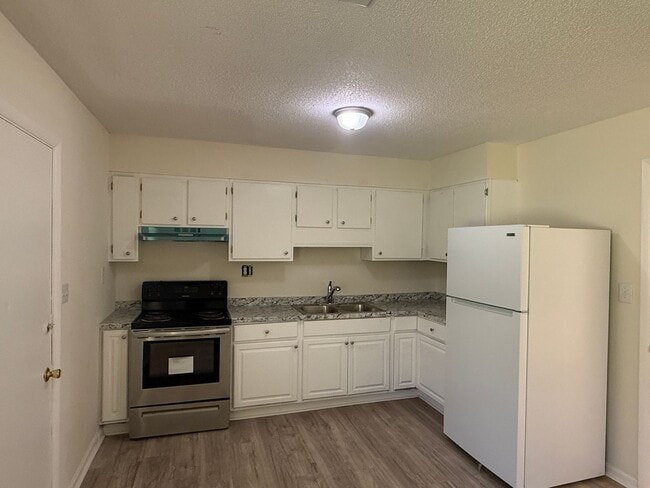 Building Photo - 210 Schley Dr