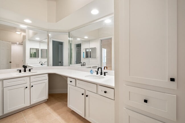 Building Photo - Modern Condo Living Near Downtown Austin & Movie House Theater