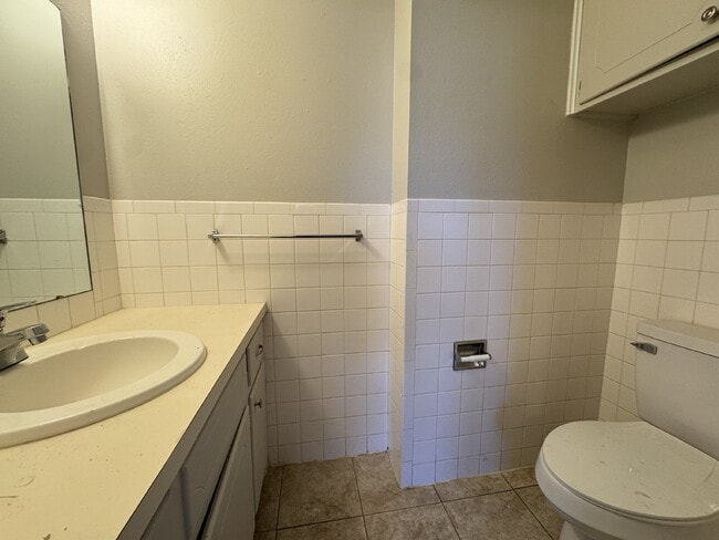 Building Photo - Newly updated, spacious 2 bedroom - Half o...