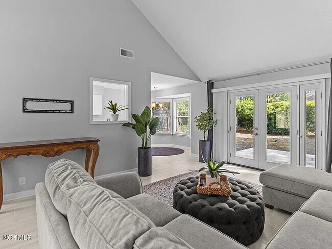 Building Photo - 11 Court 8 NW Dr