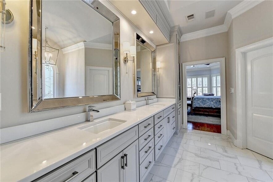 Building Photo - 6745 Laurel Oak Dr