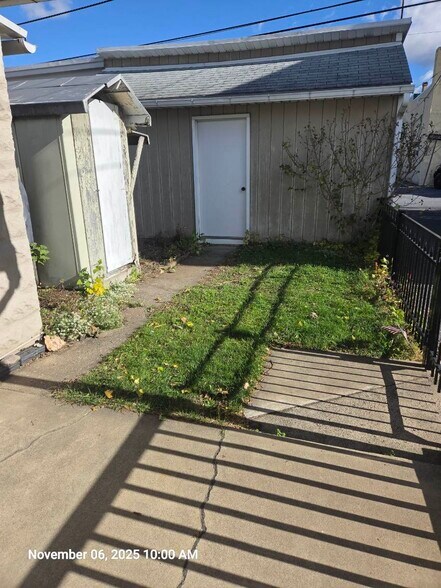 Yard area and garage entrance - 15 N Richmond St