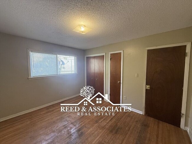 Building Photo - 2-Story Duplex Located Near UofM!