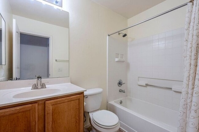 Building Photo - Pending/ Rented - Bright & Spacious 3-Bed ...