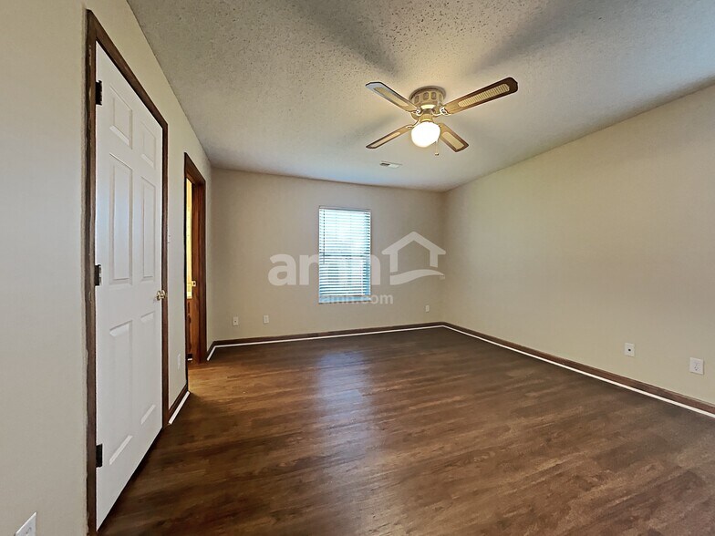 Building Photo - 2303 Sir Edward Ln