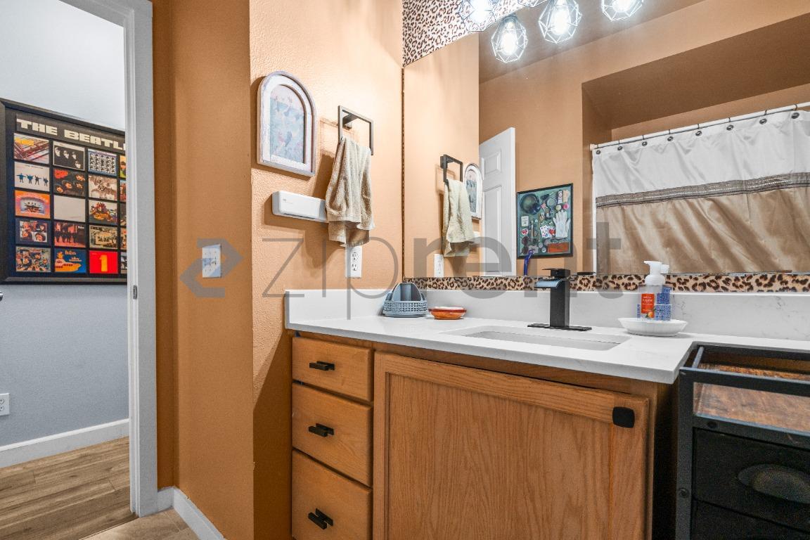 Building Photo - Unit E201