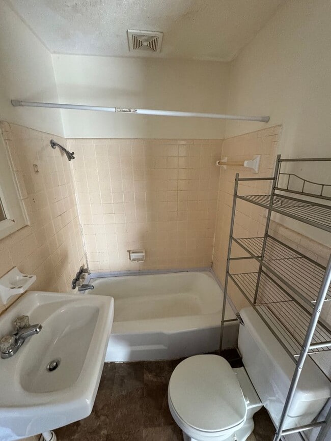 Building Photo - 128 Woodland Ave