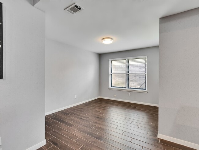 Building Photo - 2554 Olympus Dr