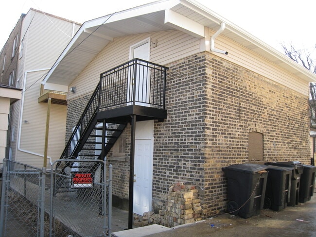 Building Photo - RARE studio in Bucktown that always rents quickly! Free Laundry! Included Internet!