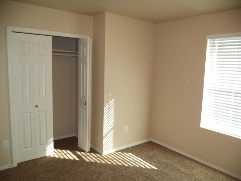 Building Photo - 10056 W Rustica St