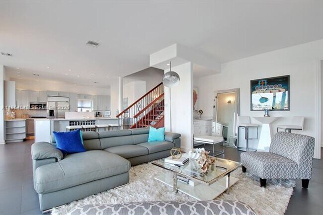 Building Photo - 257 N Coconut Ln