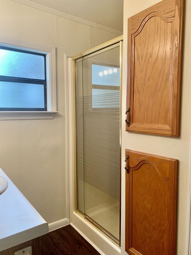 Building Photo - Spacious updated 3 bedroom, 2 bathroom hom...