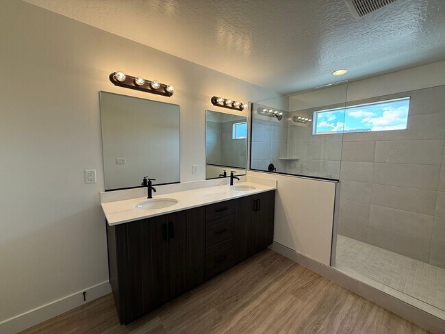 Building Photo - Brand New Townhome