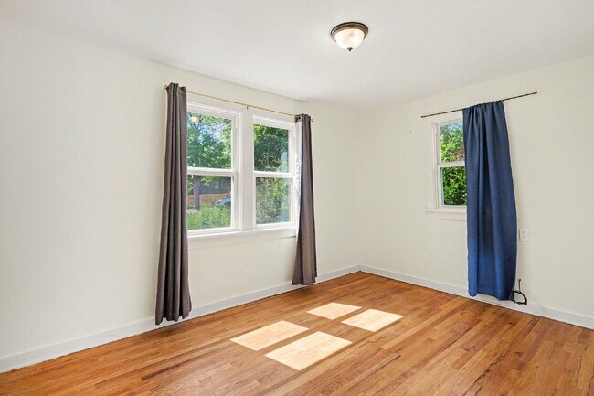 Building Photo - Charming 2-Bedroom Wheat Ridge Bungalow Near Sloan’s Lake - Available Now!