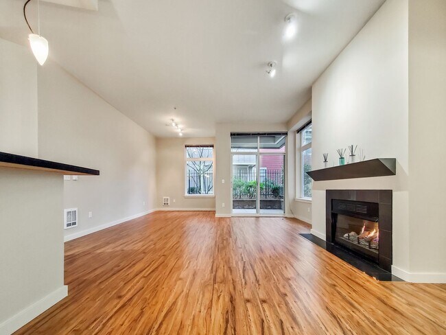 Building Photo - Bright 1-Bedroom + Office in Downtown Kirk...
