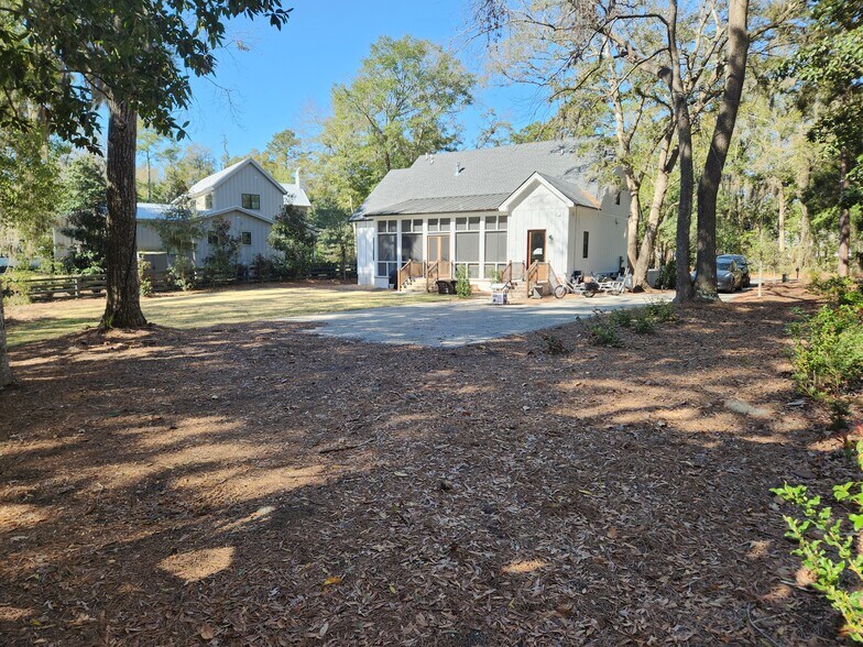 Building Photo - 41 Stockfarm Rd