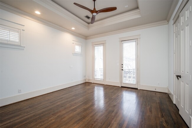 Building Photo - 842 W 22nd St