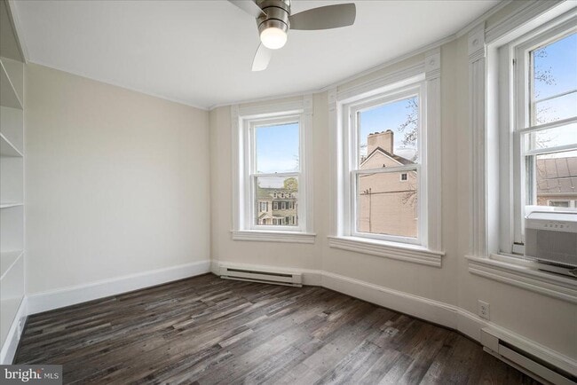 Building Photo - 402 S Loudoun St