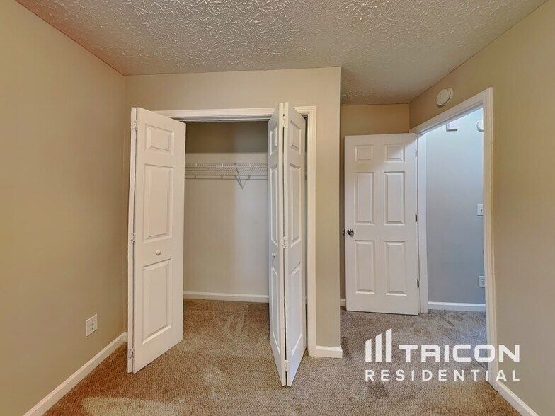 Building Photo - 734 Trickle Ln