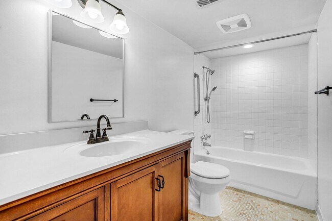 Building Photo - Prime Greenville Location! 3BR Ground Floor Condo in Gated Community
