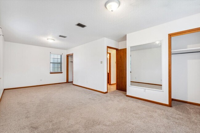 Building Photo - 504 Farnell Ln