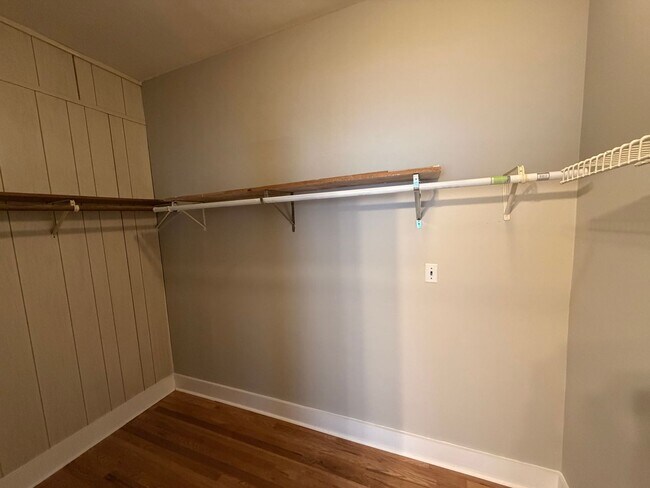 Building Photo - 432 E Lytle St