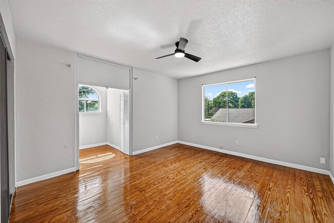 Building Photo - 1119 Pinecroft Dr