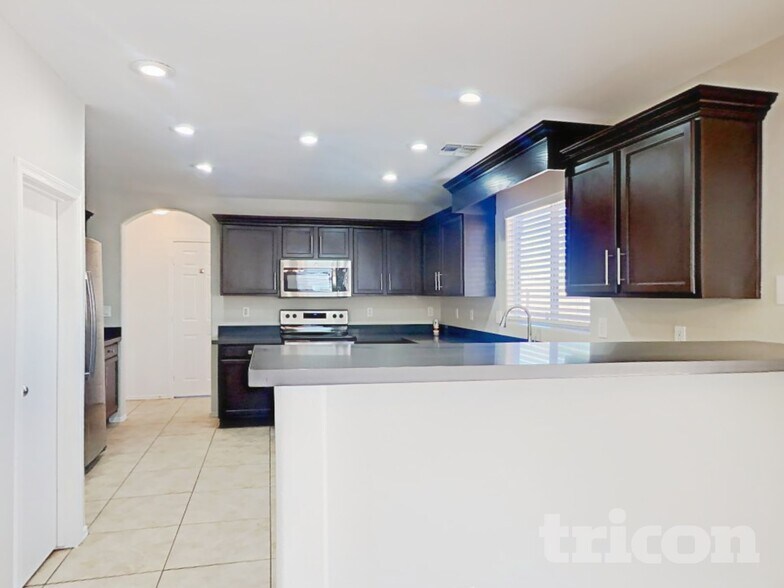 Building Photo - 2810 S 65th Ave