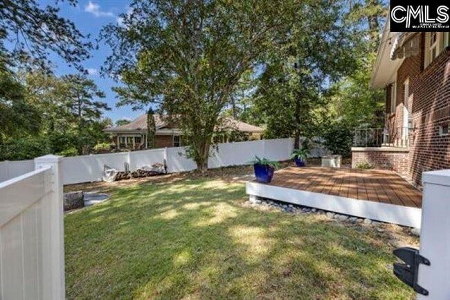 Building Photo - 1701 Pinewood Dr