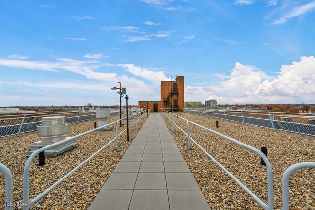 Building Photo - 11850 Edgewater Dr