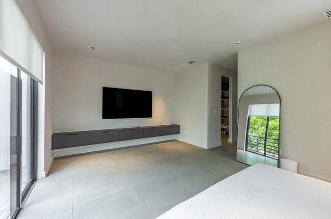 Building Photo - 1635 SW 19th Ter