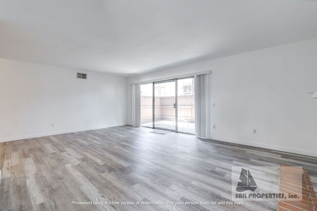 Building Photo - Beautifully Remodeled Unit Available Now!