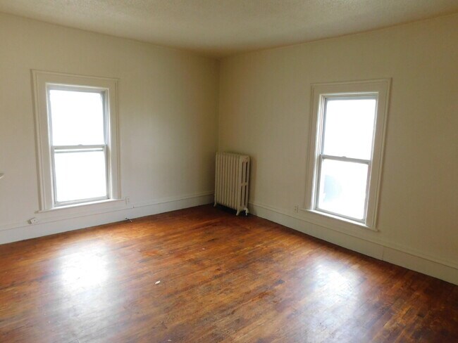 Building Photo - Move In Ready Upper Unit Apartment
