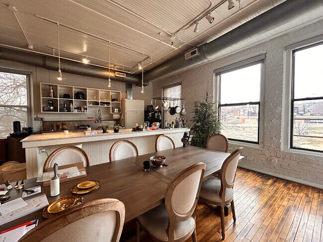 Building Photo - 1800 Central St